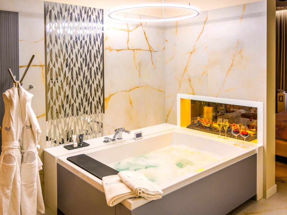 Pietryna Apartments Luxury - Sauna , Jacuzzi , Bezposrednio Przy Ul Piotrkowskiej Łódź Buitenkant foto