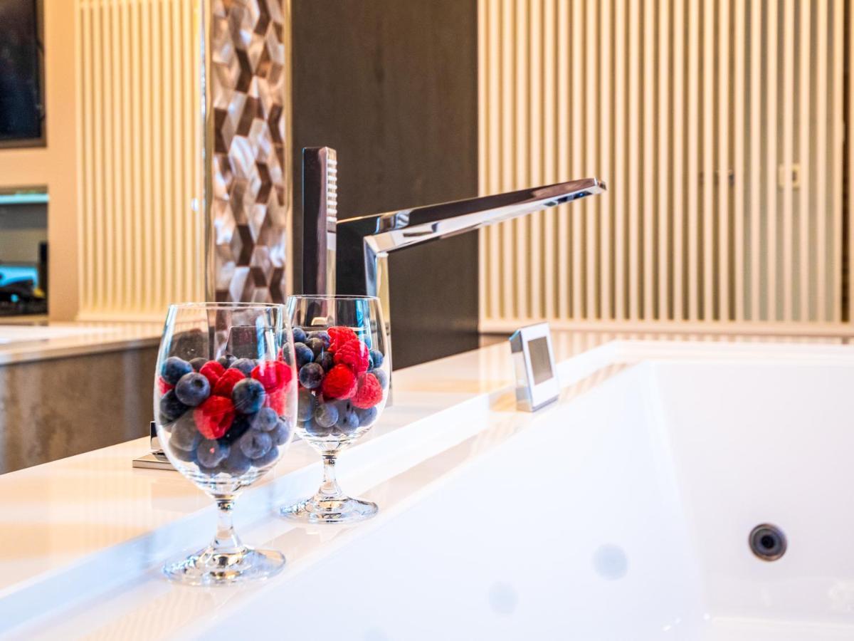 Pietryna Apartments Luxury - Sauna , Jacuzzi , Bezposrednio Przy Ul Piotrkowskiej Łódź Buitenkant foto